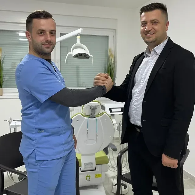 Rukovanje u ordinaciji Ahmetović Dental studio, ispred nove stomatološke stolice